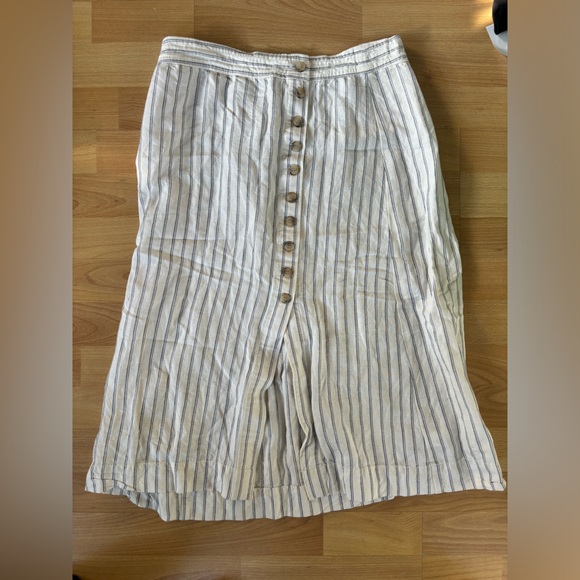 Madewell Dresses & Skirts - Madewell midi skirt with front slit